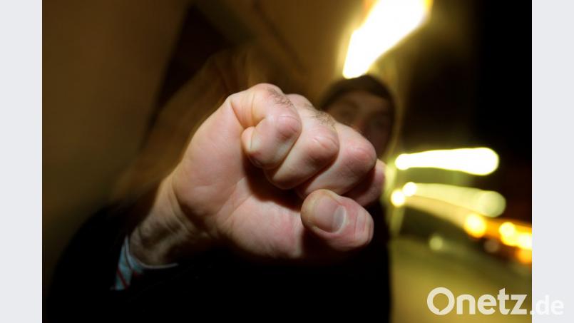 Ein junger Mann ballt seine Faust und nimmt eine drohende Haltung ein. Symbolbild: Karl-Josef Hildenbrand/dpa