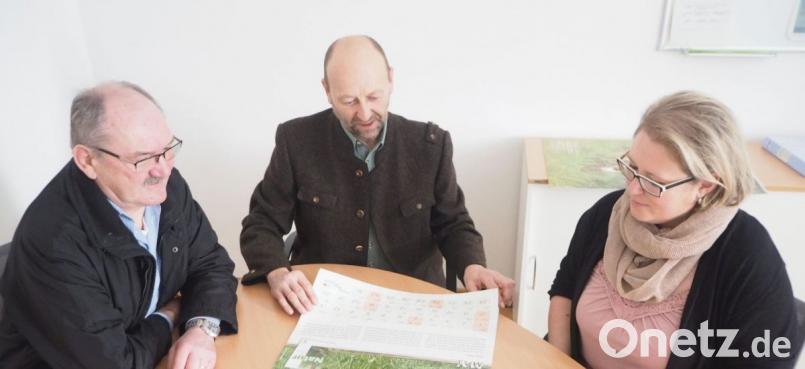 Schulleiterin Katharina Merther vereinbart mit den Imkern Eduard Forster und Johann Seibert (von rechts) zwei Aktionstage. Bild: gz