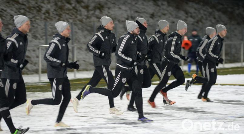 Training auf Kunstrasen, Testspiele auf Kunstrasen: Auch bei der DJK Gebenbach zwingt das Wetter dazu, beim Vorbereitungsprogramm zu improvisieren. Bild: ref