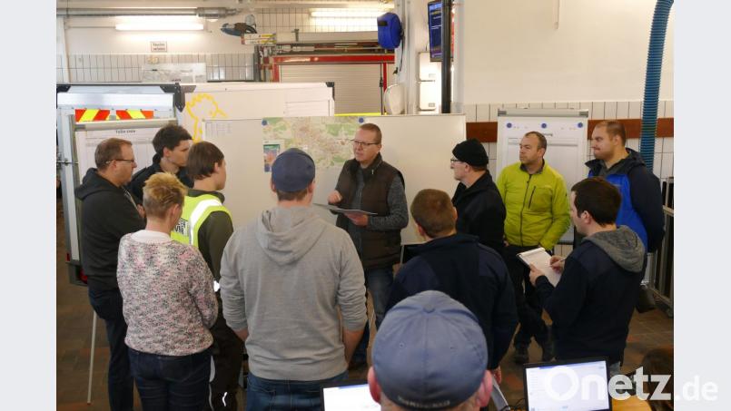 Abstimmung ist wichtig: Erste Lagebesprechung bei der Stabsübung im Hahnbacher Feuerwehrhaus. Bild: egl