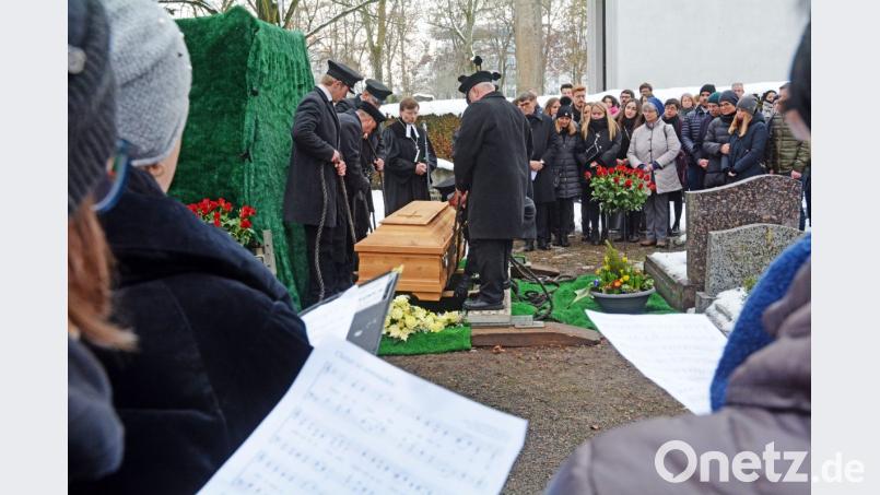 Weidener und Pirker, Freunde und Verwandte aus vielen Teilen Deutschlands und aus dem Ausland geben Hans Robert Thomas mit viel Musik das letzte Geleit am Stadtfriedhof. Bild: Gabi Schönberger