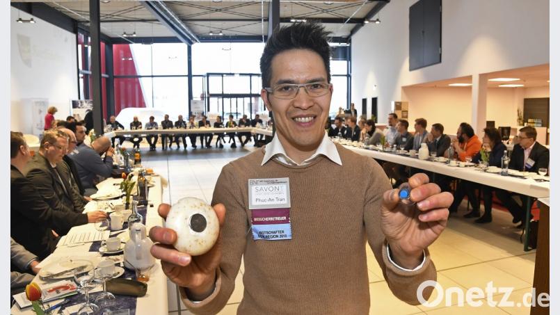 Phuc-An Tran zeigt eine runde Seife samt Gegenstück mit Magnet und Saugnapf nicht nur in die Kamera, sondern beim BNI-Besuchertag im Autohaus Fischer konnte er seine patentierte Idee auch vor gut 70 Gästen aus Wirtschaft und Marketing präsentieren. Der Amberger hofft mit Hilfe des Business Networks auf eine großräumige Vermarktung. Bild: Petra Hartl