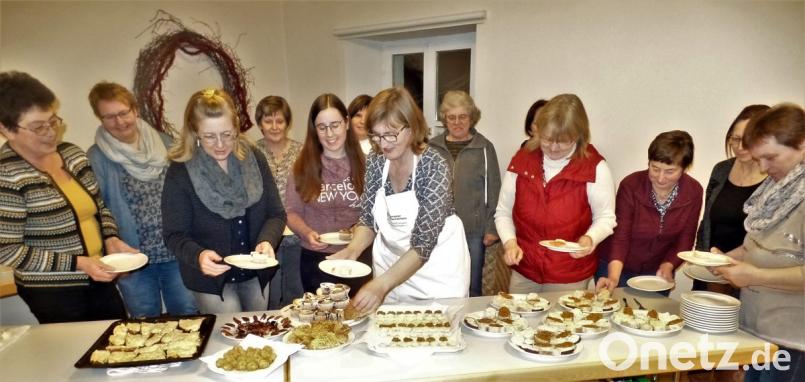 BBV-Ernährungsfachfrau Marianne Paulus (mit Schürze) und Ortsbäuerin Evi Grünbauer (rote Weste) bereiten mit 20 Teilnehmerinnen Fingerfood und Häppchen zu. So lecker präsentierte sich die Tafel nur kurze Zeit, denn die Leckereien verlockten buchstäblich zum Essen fassen. Bild: jml