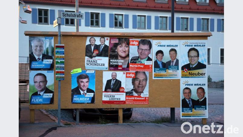 Feste Wahlplakatwände wie in Wackersdorf (hier auf einem Archivbild von der Wahl 2013) wird es in Schwandorf nicht geben. Archivbild: Gerhard Götz