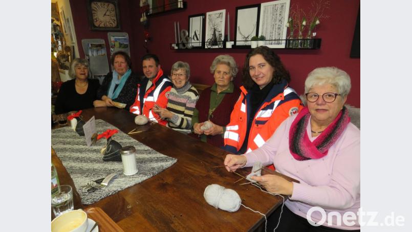 In gemütlicher Runde und heimeliger Atmosphäre trifft sich die Strickrunde des katholischen Frauenbunds. Im Marktcafé überreicht Organisatorin Christine Hundhammer (Zweite von links) mit ihren Mitstreiterinnen 400 Euro an die Vertreter der Helfer vor Ort. Bild: adj