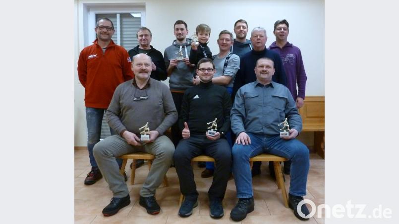Ihre Vereinsmeisterschaft führte die Sparte Eisstock im FC Tirschenreuth durch. Im Bild (hinten, von links) Vorstand Harald Siegert, Siegfried Wölfl, David Prokesch, Michael Heyd mit Sohn, Marco Wölfl, Gerhard Wagenknecht und Spartenleiter Wolfgang Wagenknecht mit den neuen Vereinsmeistern (vorne von links) Karl und Marco Schwägerl sowie 2. Spartenleiter Klaus Burkhard. Bild: wga