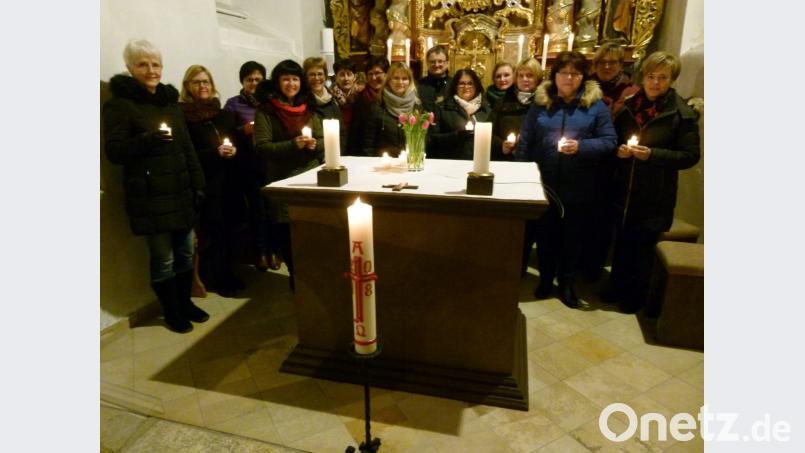 Den Alltag erhellen soll das Licht der Liebe und der Menschlichkeit: Davon spricht Gabriele Scherl (Vierte von links) unter anderem in ihrer Predigt in der Tremmersdorfer Kirche. Wenige Tage nach Mariä Lichtmess gestalten sie und ihr Team sowie der Chor „Cantemus“ das Abendlob als Lichterfest. Bild: rn