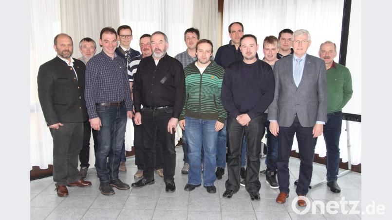 Vorsitzender der Erzeugergemeinschaft bleibt Hubert Meiler (links), sein Stellvertreter ist nach wie vor Matthias Irlbacher (Dritter von links). Unser Bild zeigt die neun Vorstandschaft zusammen mit Landwirtschaftsdirektor Georg Mayer vom AELF (Zweiter von rechts), Georg Müller als Vertreter der Privatmolkerei Bechtel/Naabtaler Milchwerke Schwarzenfeld (Vierter von links) und Bernhard Suttner (Zweiter von links). Bild: ral