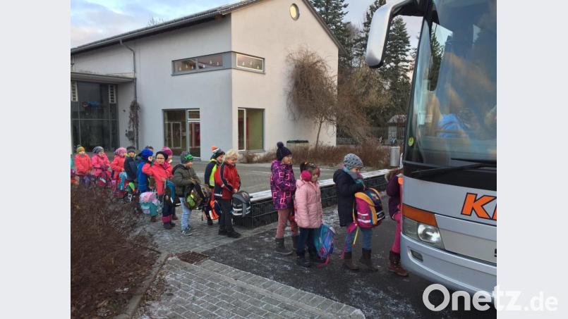 Die Schnaittenbacher Erst- und Zweitklässler wissen jetzt genau, wie sie sich beim Einsteigen in den Schulbus zu verhalten haben. Bild: ads