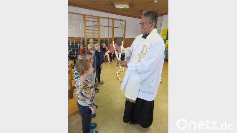 Pater James spendet den Kindern den Blasiussegen. Bild: sip