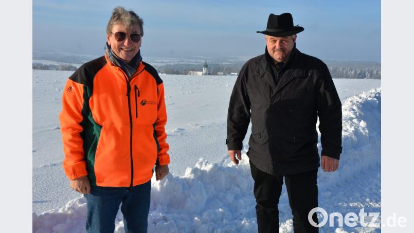 Der scheidende Forstbetriebsleiter Gerhard Schneider (links) und Bürgermeister Johann Burger auf der Leonberger Anhöhe, wo eine befestige Fläche mit Sitzgarnitur entstehen wird. Bild: jr