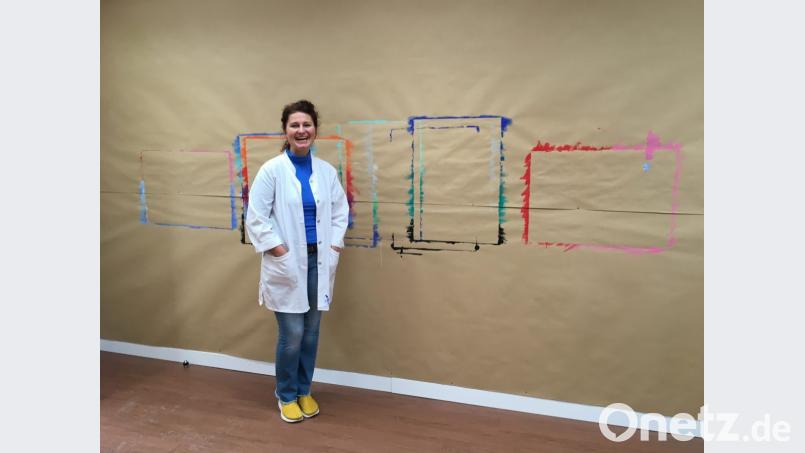 „Ich freue mich über jede Spur“. Irgendwann soll Gabi Diermeiers Malwand in Fronberg so aussehen, wie die Arno Sterns in Paris. Wer im Eifer über das Blatt hinausmalt, hinterlässt Spuren. Bild: ihl