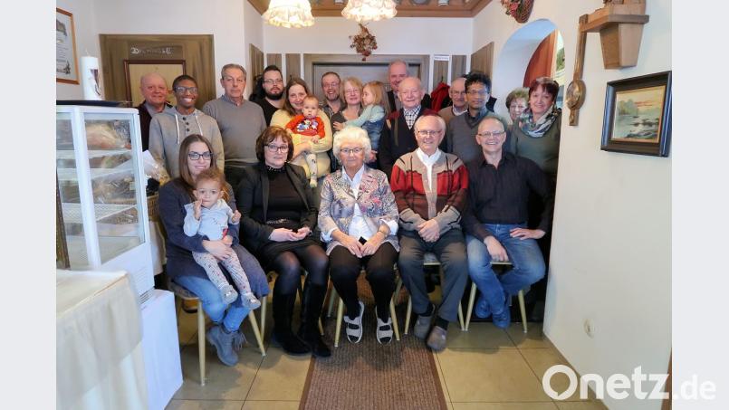 Die Glückwünsche von Familienmitgliedern, Freunden und Bekannten wollten kein Ende nehmen. Mit Edeltraud Daubner (vorne Mitte) freuten sich Ehemann Christoph (vorne Zweiter von rechts), Sohn Willi (vorne rechts), Bürgermeister Gottfried Härtl (hinten Mitte) und Pfarrer Joseph (Vierter von rechts). Bild: bsc
