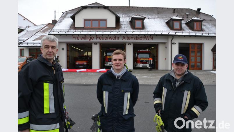 Sie sind sicher, dass die Gafferwand immer mehr Wehren anschaffen werden. In Bayern ist die Feuerwehr Altenstadt einer der ersten: Kommandant Gottfried Amschl, Pressesprecher Joseph Lindner und zweiter Kommandant Markus Lindner (von links) besorgten den Sichtschutz. Bild: Beate-Josefine Luber