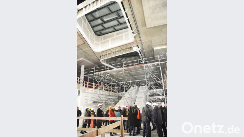 Durchblicke durchs ganze Haus. Von Untergeschoss bis hinauf ins Dach reichen die Sichtachsen, die die Galerie-Geschosse freigeben. Bild: Schönberger
