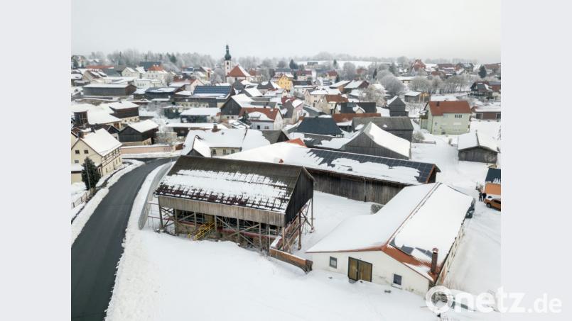 Beim Vierseitenhof bei der alten Mühle in Mähring sollen ein Wirtshaus, zusätzliche Ferienwohnungen und ein Dorfladen entstehen. Selbst eine Außenterrasse und ein Spielplatz sind in Planung. Bild: dtr