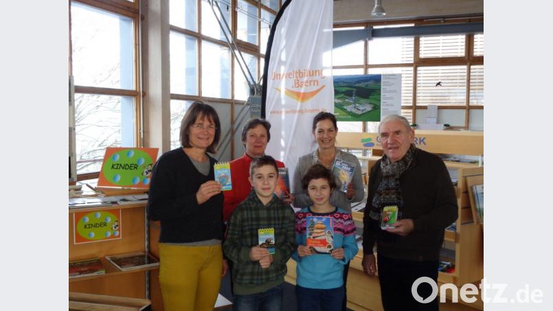 Gewinnziehung im Geo-Zentrum. Von links: Andrea Mack, Christina von Seckendorff, beide Geo-Zenrtum, Sandra Henkens, Tourismusbüro Windischeschenbach; Gert Wölfel (GEO-Zentrum); Lean und Glücksfee Leni Beyerlein Bild: exb