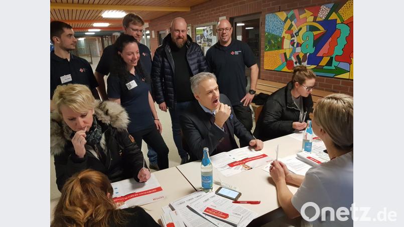 Auch Bürgermeister Roland Grillmeier (sitzend) ließ sich für eine Stammzellenspende bei der DKMS registrieren. Mit im Bild BRK-Bereitschaftsleiter Robert Hoyer (rechts) und CSU-Stadtratsmitglied Holger Paschedag (Zweiter von rechts). Bild: exb