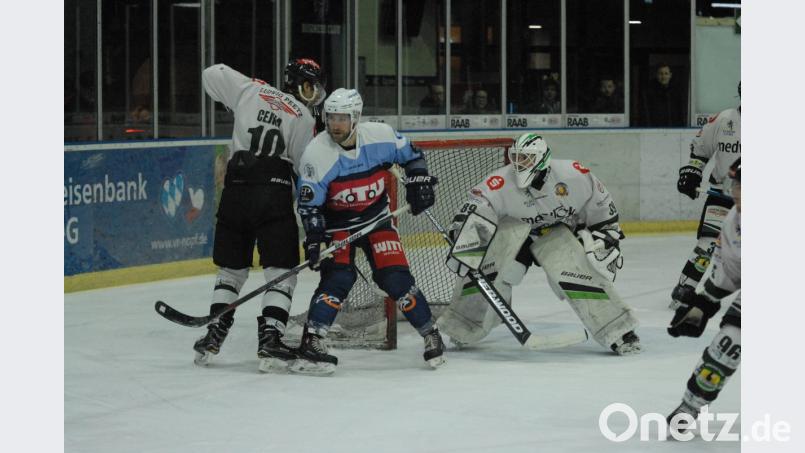 Die Blue Devils gewannen am Freitagabend beim Höchstadter EC mit 3:2. Herbert Geisberger (blaues Trikot, Szene aus der Partie am 28. Dezember 2018 gegen Höchstadt/7:6 nach Verlängerung) erzielte den ersten Weidener Treffer und bereitete den zweiten vor. Bild: gb