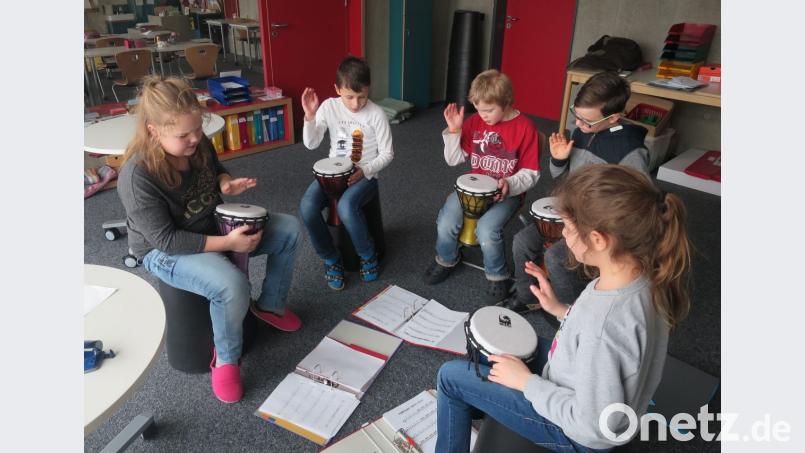 Zu den außerunterrichtlichen Angeboten in den Ganztagesklassen der Grundschule gehört die Musikerziehung. An der Grundschule soll künftig diese Unterrichtsform bei Bedarf auch in der ersten und zweiten Jahrgangsstufe möglich sein. Bild: Hirsch