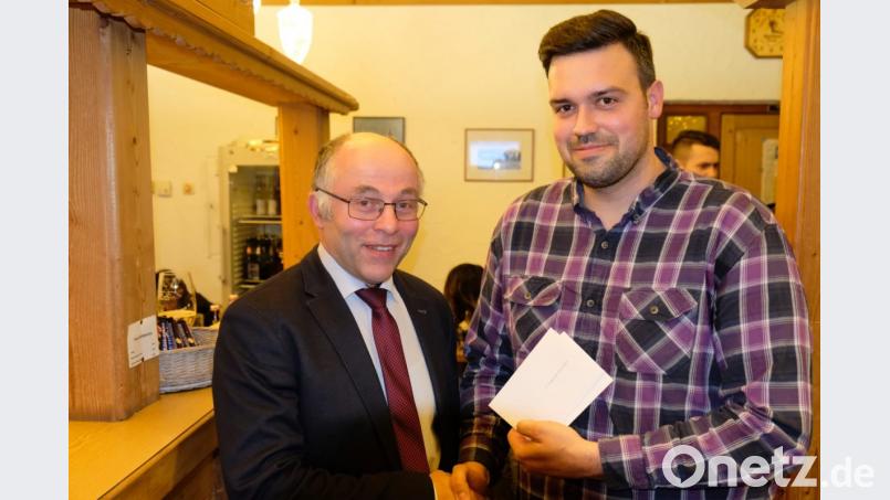 Der Arbeitseinsatz des FC Tremmersdorf/Speinshart beim Comedy-Abend der Gemeinde mit Toni Lauerer lohnte sich. Bei der Jahreshauptversammlung des FC überreichte Bürgermeister Albert Nickl dem FC-Vorstand Bastian Dötsch einen Scheck in Höhe von 500 Euro. Bild: do