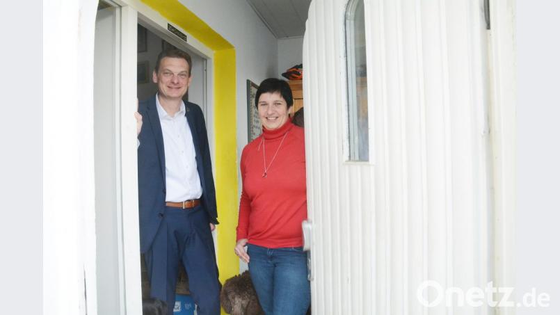 Bürgermeister Ernst Schicketanz und Daniela Joachimstaler haben immer eine offene Tür für Nachbarn, die Unterstützung brauchen. Bild: gsb