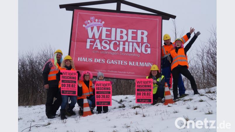 Aufstellen des Werbebanners für den Weiberfasching. Bild: exb