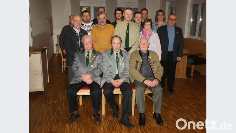 Viele Ehrungen gab es bei der Hauptversammlung der Zessauer Schützen. Seit 60 Jahren ist Alexander Komm (sitzend links), seit 50 Jahren Adolf Pemp (sitzend rechts) Mitglied, Kaspar Nettesheim (sitzend Mitte) rundete wieder die &quot;Treppchenplätzebilanz&quot; des Vereins ab. Rechts hinter ihm der alte und neue Schützenmeister Roland Hösl. Nicht auf dem Bild: Landesmeister Hubert Wittmann. Bild: bjp Bild: bjp