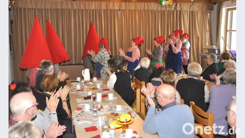 Im Seniorenfasching tanzen Zwerge mit überdimensionalen roten Mützen. Bild: es