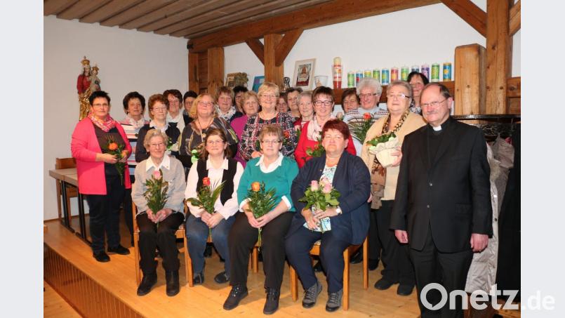 22 Damen ehrt Bezirksvorsitzende Elke Burger (Zweite von rechts) für 40 Jahre Mitgliedschaft im Katholischen Frauenbund Kastl. Auch Pfarrer Heribert Stretz (rechts) dankt den Jubilarinnen. Bild: rpp