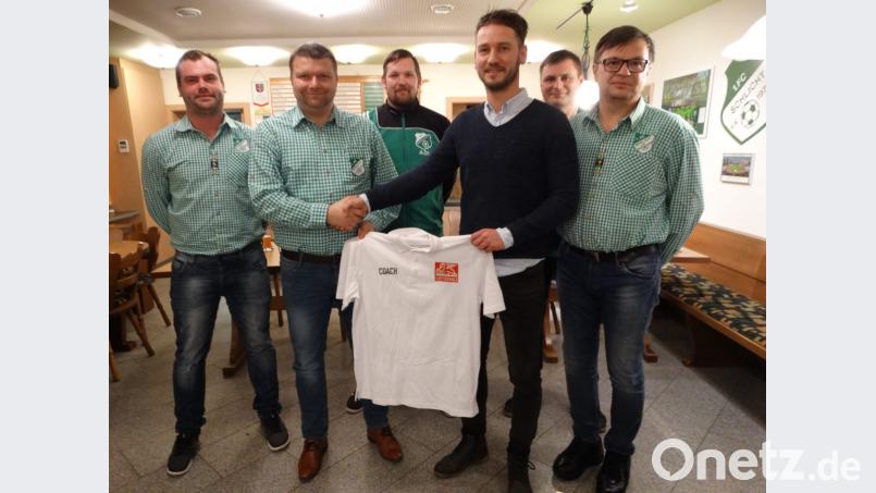 Sehr herzlich wurde beim 1.FC Schlicht der Trainer begrüßt. Vorne von links Fußball-Abteilungsleiter Thomas Specht, der bisherige Trainer und künftige sportliche Leiter Stephan Braun, Neu-Trainer Benjamin Scheidler, Vorsitzender Stefan Weiß; hinten Co-Trainer Edmund Liebenow (Zweiter von rechts) und Torwarttrainer Christian Lehner. Bild: ct
