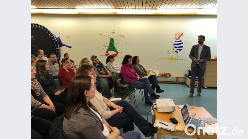 Andreas Dandorfer (rechts) zeigt den Eltern im Kinderhaus Mobile Wege auf, wie es gelingen kann, Kinder stark fürs Leben zu machen. Bild: exb