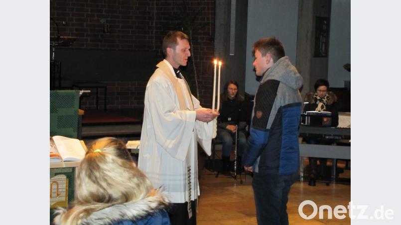 Kaplan Gebendorfer beim Spenden des Blasiussegens. Bild: mdö
