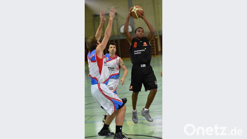 Jevon Perschnick (rechts/im Jahr 2015 noch im DJK-Trikot) tritt am Samstag mit Bayreuth gegen Neustadt/WN an. Bild: A. Schwarzmeier