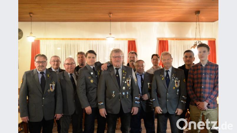 Der neu gewählte Vorstand der KSK/RK Hohenkemnath-Erlheim zusammen mit dem stellvertretenden RK-Bezirksvorsitzenden Gerhard Lindthaler (Zweiter von links), Franz Treml, Andreas Kestler, Michael Berschneider, Achim Kuchenbecker, Hermann Knauer, Gerhard Herbst, Josef Neger, Michael Englhardt, Manfred Rösl, Robert Gimpl und Fabian Heimler (von links). Bild: brü