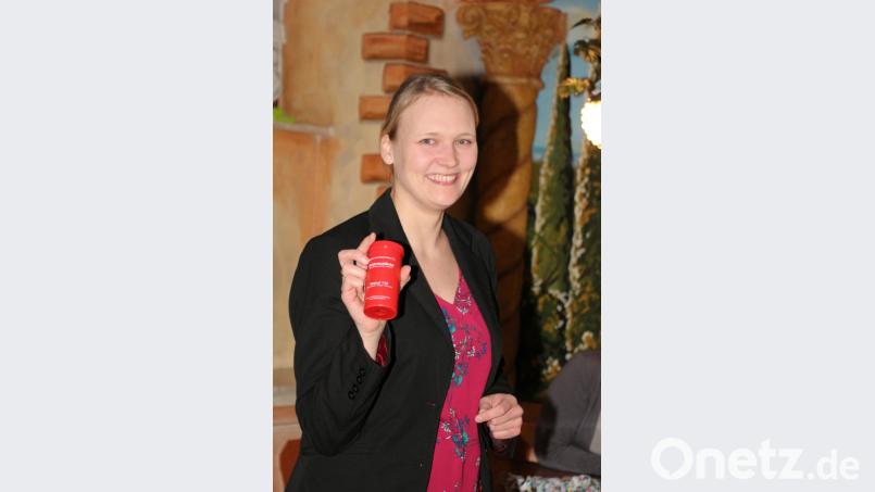 Die Rotkreuzdose stellt Stefanie Baier den Senioren in Löschwitz vor. Bild: rpp