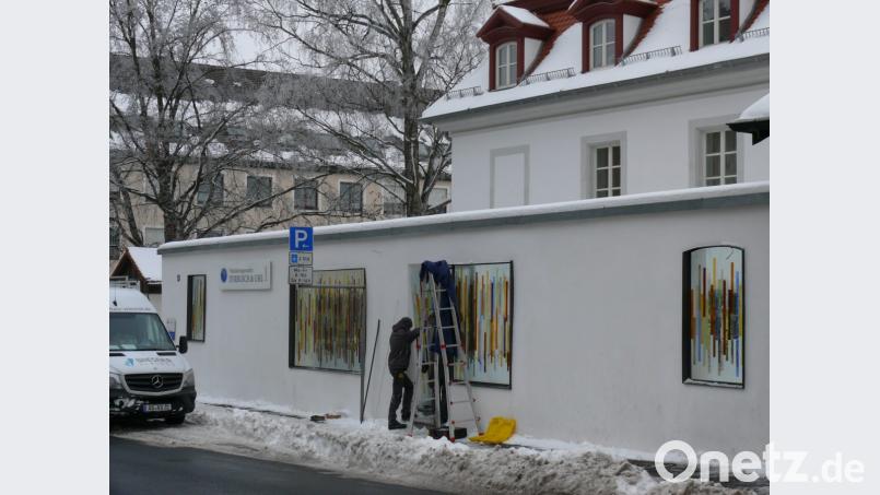 Lambertsglas wertet die Mauer vor der Glück-Villa an der Egerer Straße in Waldsassen auf. Bild: kgg