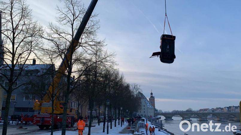 Ein Kran hievt das Auto aus dem Wasser. Bild: Alexander Auer