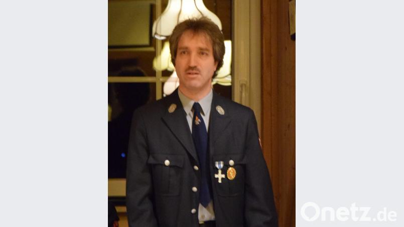 Vorsitzender Rudi Schinner gibt einen umfangreichen Rückblick auf die Aktivitäten des Feuerwehrvereins. Bild: mde