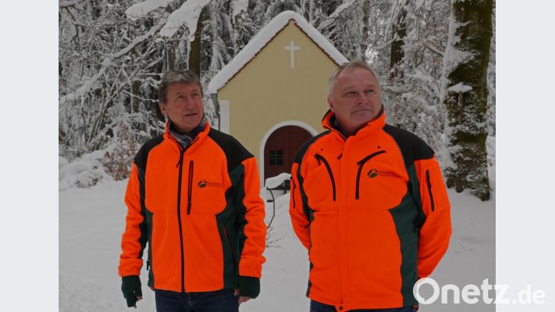 Gerhard Schneider und Norbert Zintl (von links) beim Fachsimpeln an der Forstkapelle. Bild: tr