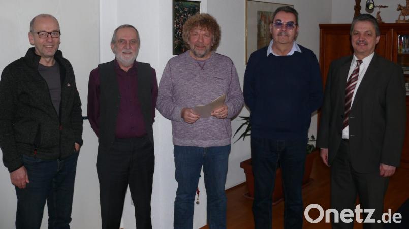 Heinz "Rolli" Häring (Dritter von links) kann nun seinen Ruhestand genießen. Langweilig wird ihm bestimmt nicht. Die Amtsleiter mit Bürgermeister Andreas Wutzlhofer (rechts) an der Spitze lassen Heinz Häring nur ungern ziehen. Auf den Vohenstraußer war absolut Verlass. Bild: dob