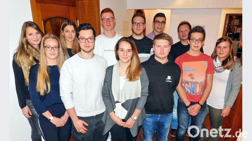 Tanja Siebeneichner, Hannah Zeitler, Lea Deubzer, Nino Hartmann, Sebastian Scherm, Katharina Hertel, Jannis Schirmer, Constantin Böhm, Patrick Müller, Christian Porsch, Christoph Schäffler und Annalena Pöllath (von links) übernehmen Verantwortung bei der Landjugend Plössen. Bild: hai