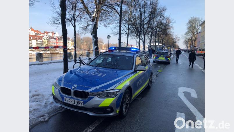 Polizeiautos stehen an der Donau. Bild: Alexander Auer