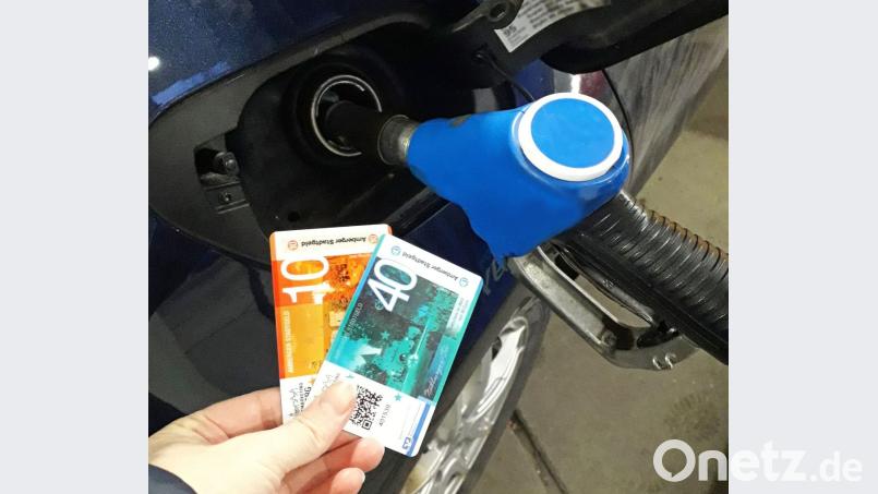 Sprit zapfen und mit dem Stadtgeld bezahlen: Das ist jetzt an zwei Amberger Tankstellen möglich. Bild: upl