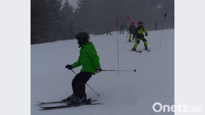 Kostenlose Tipps und Tricks beim Skifahren holten sich die Kinder von vielen Profis beim Wintersporttag der Grundschule. Bild: mez