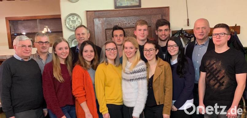 Die neue Führung der KLJB nahm die Gratulation der Ehrengäste entgegen. Von links: Pfarrer Eugen Wismeth, Thomas Krämer, Verena Lottner, Wolfgang Niebauer, Anna-Maria Walbrun, Alicia Zisler, Tobias Reitinger, Jessica Reimer, Rene Müller, Lisa Fuchs, Tobias Käsbauer, Walter Schauer und Thomas Failer. Bild: dl