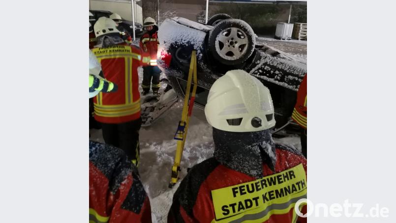 Ein Fahrzeug bleibt nach einem &quot;Überschlag&quot; auf dem Dach liegen. Personen sind im Auto und können sich nicht selbst befreien. Bevor die Einsatzkräfte tätig werden müssen diese das Fahrzeug stabilisieren und sichern um sich selbst nicht zu gefährden, sowie etwaige Erschütterungen zum Wohle der Insassen zu unterbinden. Bild: mde