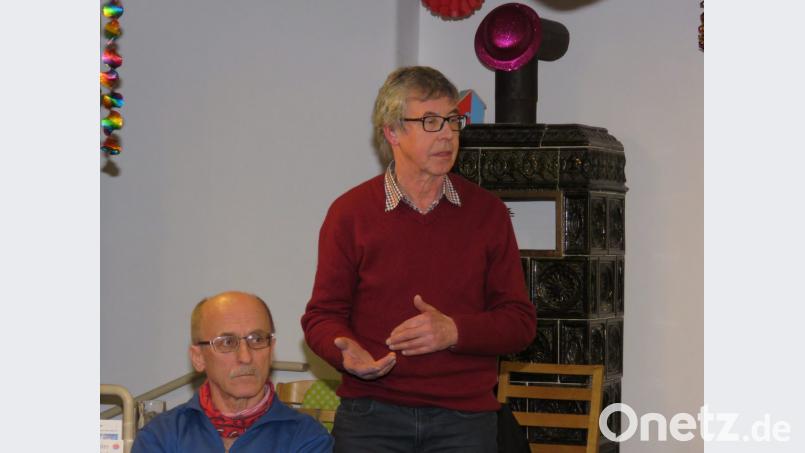 Josef Siller, Vorsitzender der Kreisgruppe Bund Naturschutz (rechts, mit Siegfried Steinkohl aus Friedenfels) plädierte für den Erhalt der kleinbäuerlichen Struktur. Bild: ubb