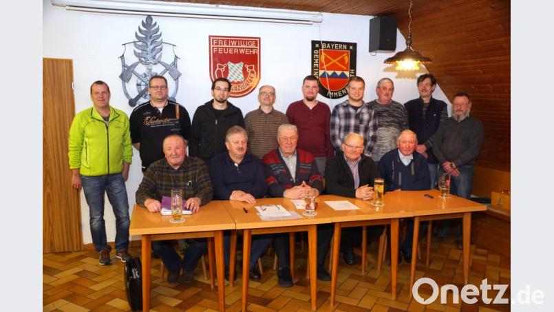 Die Jagdgenossenschaft verjüngt sich. Neue Mitglieder übernehmen die Verantwortung, altgediente geben sie ab (sitzend, von links) Albert Scheidler, Karlheinz Pocker, Eberhard Besold, Ludwig Moller und Konrad Merkl sowie (stehend, von links) Harald Haberkorn, Armin Scheidler, Rolf Schmidt, Richard Ott, Dominik Hasmann, Sebastian Pocker, Hubert Buchbinder, Alfred Bäumler und Anton Fleck. Bild: bkr