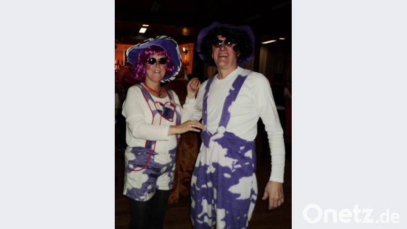 Die Ballbesucher kamen am Samstag in originellen Kostümen zum Trachtlerball nach Schwarzenfeld. Bild: ksi